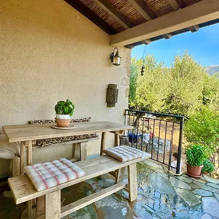 Vakantiehuis Charming Stone House *